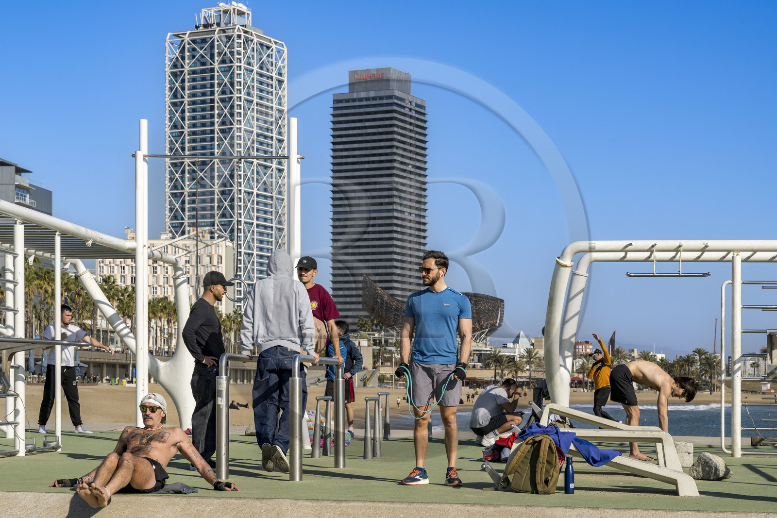 Espagne, Catalogne, Barcelone, La Barceloneta, installation de musculation en plein air en bord de mer