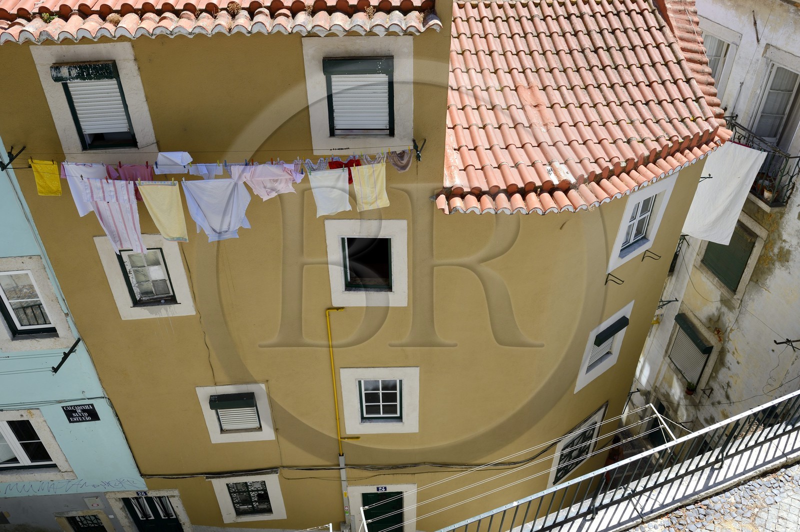 Portugal, Lisbon, Alfama district, linen drying at the windows