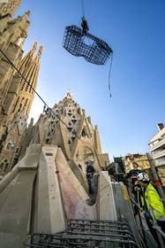 Espagne, Catalogne, Barcelone, quartier de l'Eixample, basilique de la Sagrada Familia de l'architecte du modernisme catalan Antoni Gaudi classée Patrimoine Mondial de l'UNESCO, chantier du cloitre sous la facade de l'abside, instalation du ferraillage de l'ossature pour le béton armé, la sacristie en arrière plan