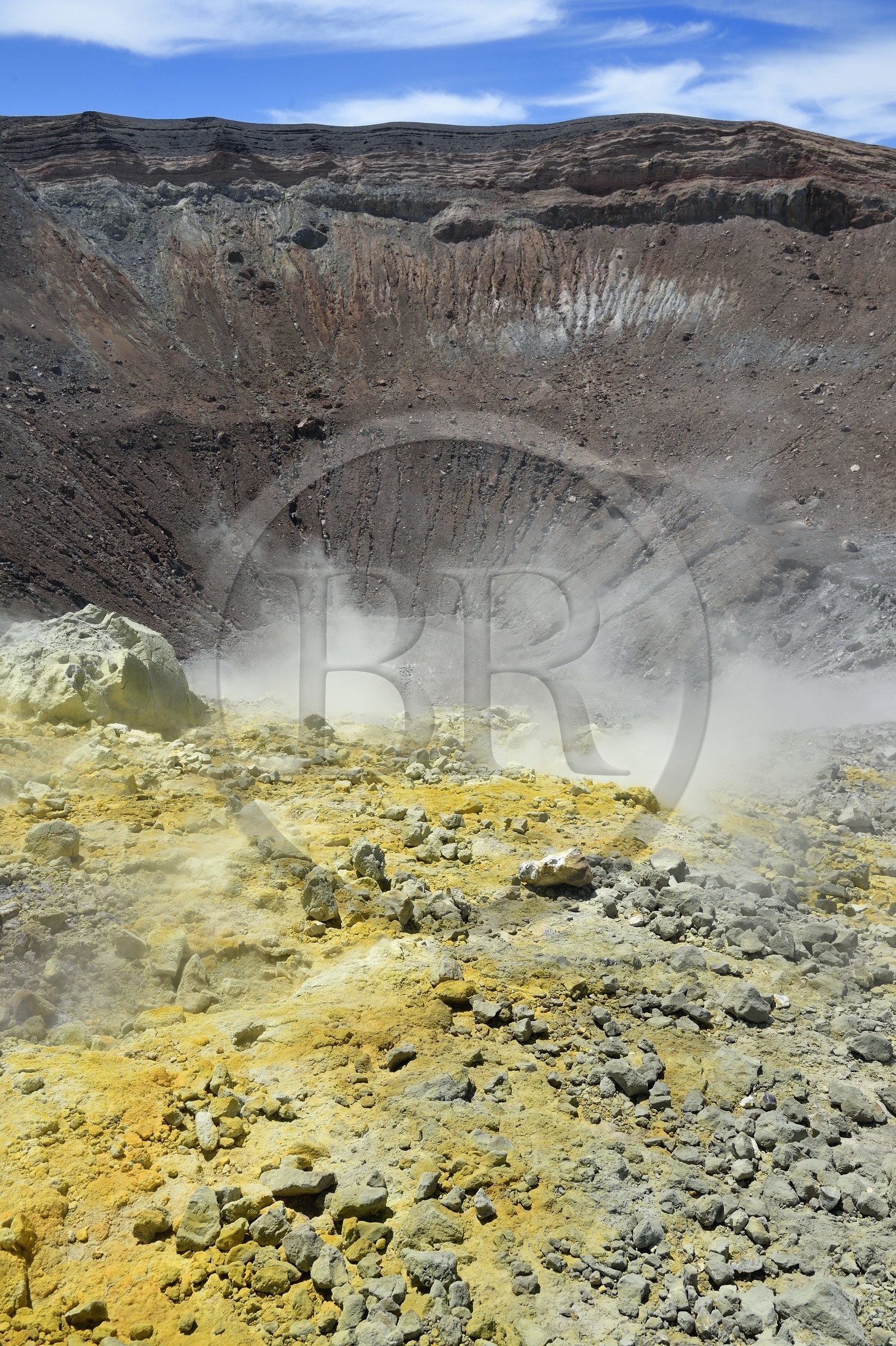 Italie, Sicile, iles Eoliennes, classées Patrimoine Mondial de l'UNESCO, ile de Vulcano, le cratère du volcan della Fossa et fumerolles soufrées