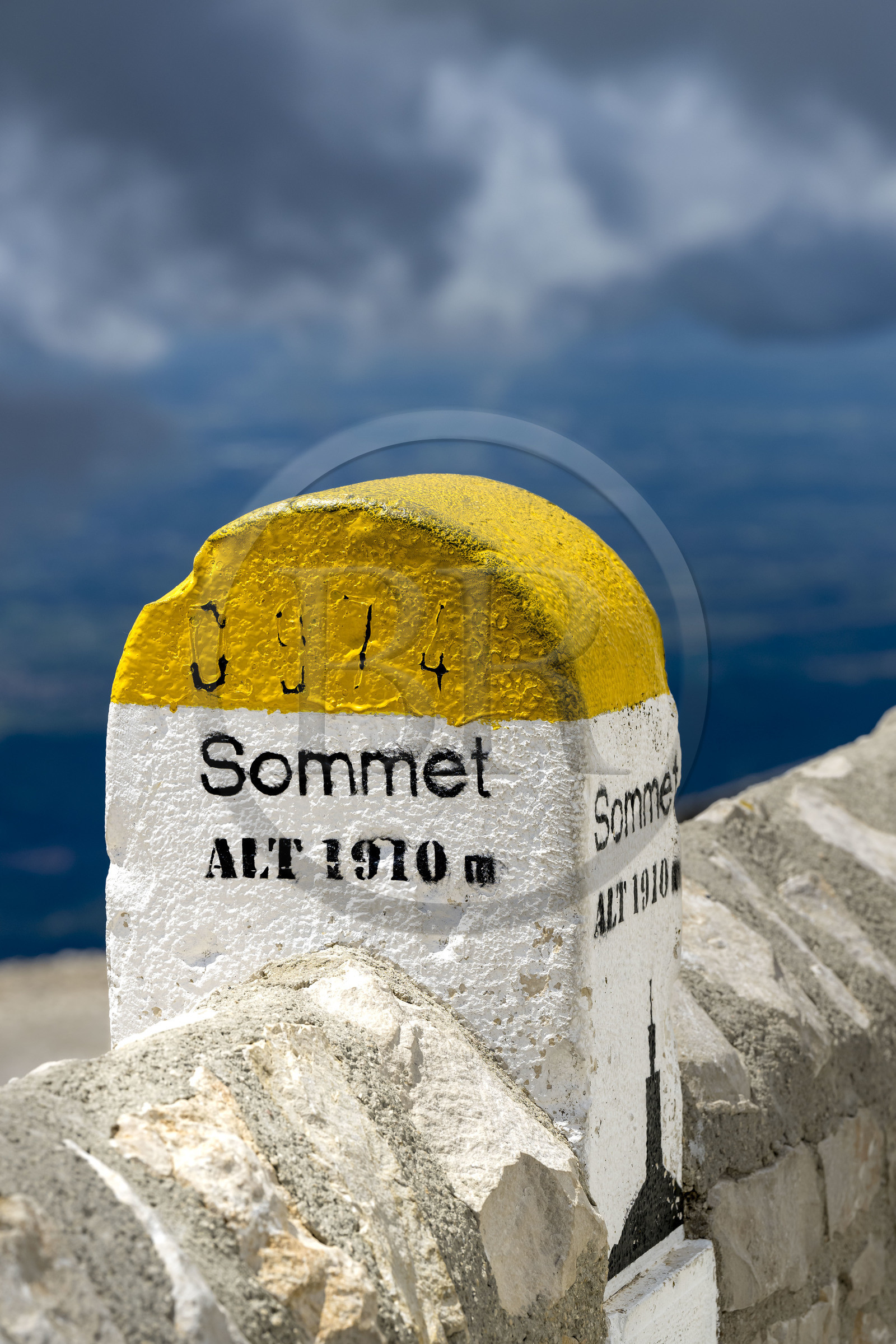 France, Vaucluse (84), Parc Naturel Régional du Mont Ventoux, Bedoin, borne Michelin au sommet du Mont Ventoux (1910m)