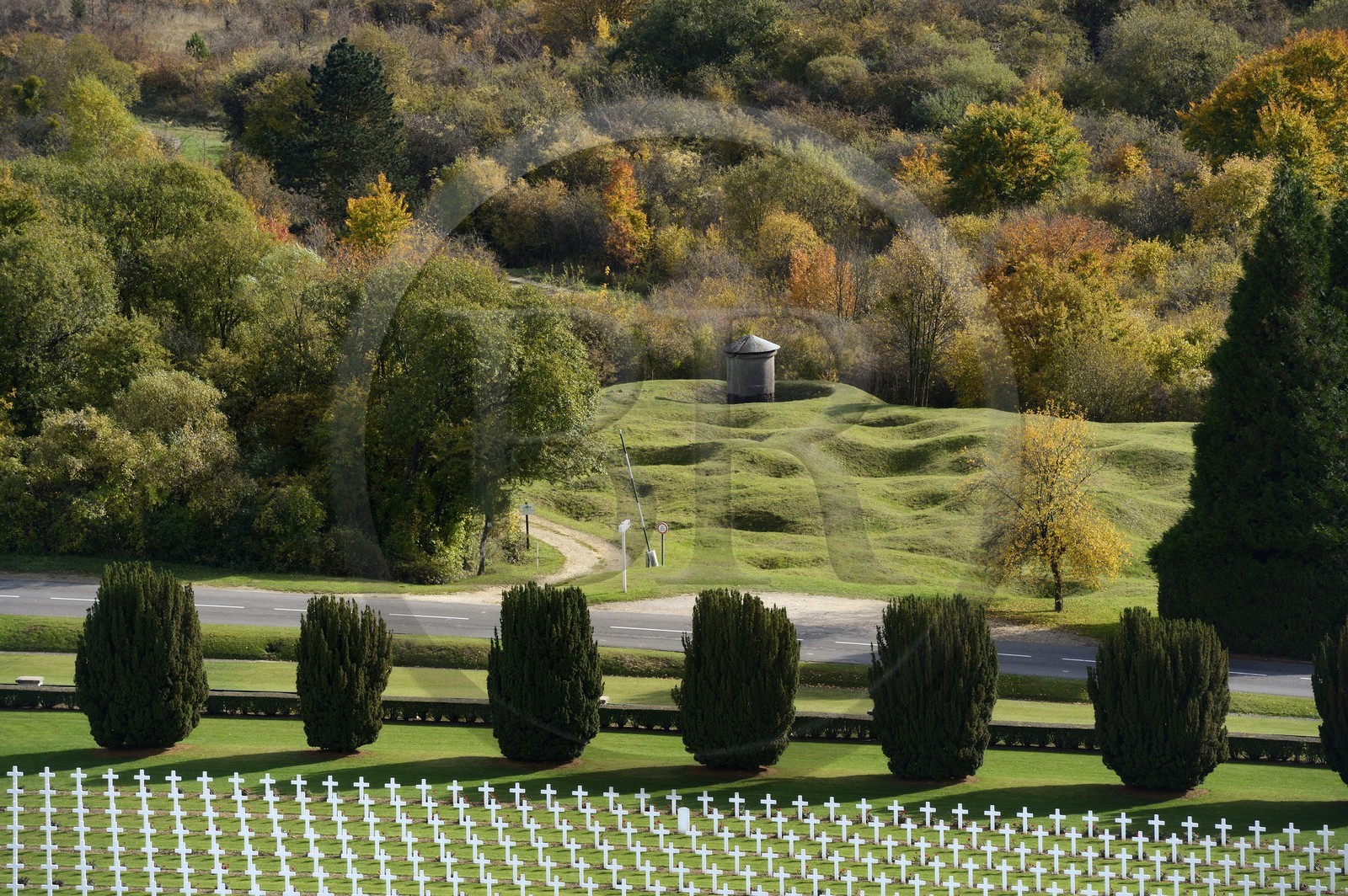 France, Meuse (55), Douaumont, bataille de Verdun, trou d'obus sur abri 320 en bordure de l'ossuaire de Douaumont, nécropole nationale