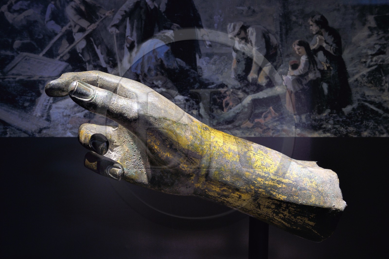 Suisse, canton du Valais, Martigny, Fondation Pierre Gianadda, Musée gallo-romain, main en bronze doré à la feuille appartenant à une statue grandeur nature trouvé dans les fouilles du forum de Martigny