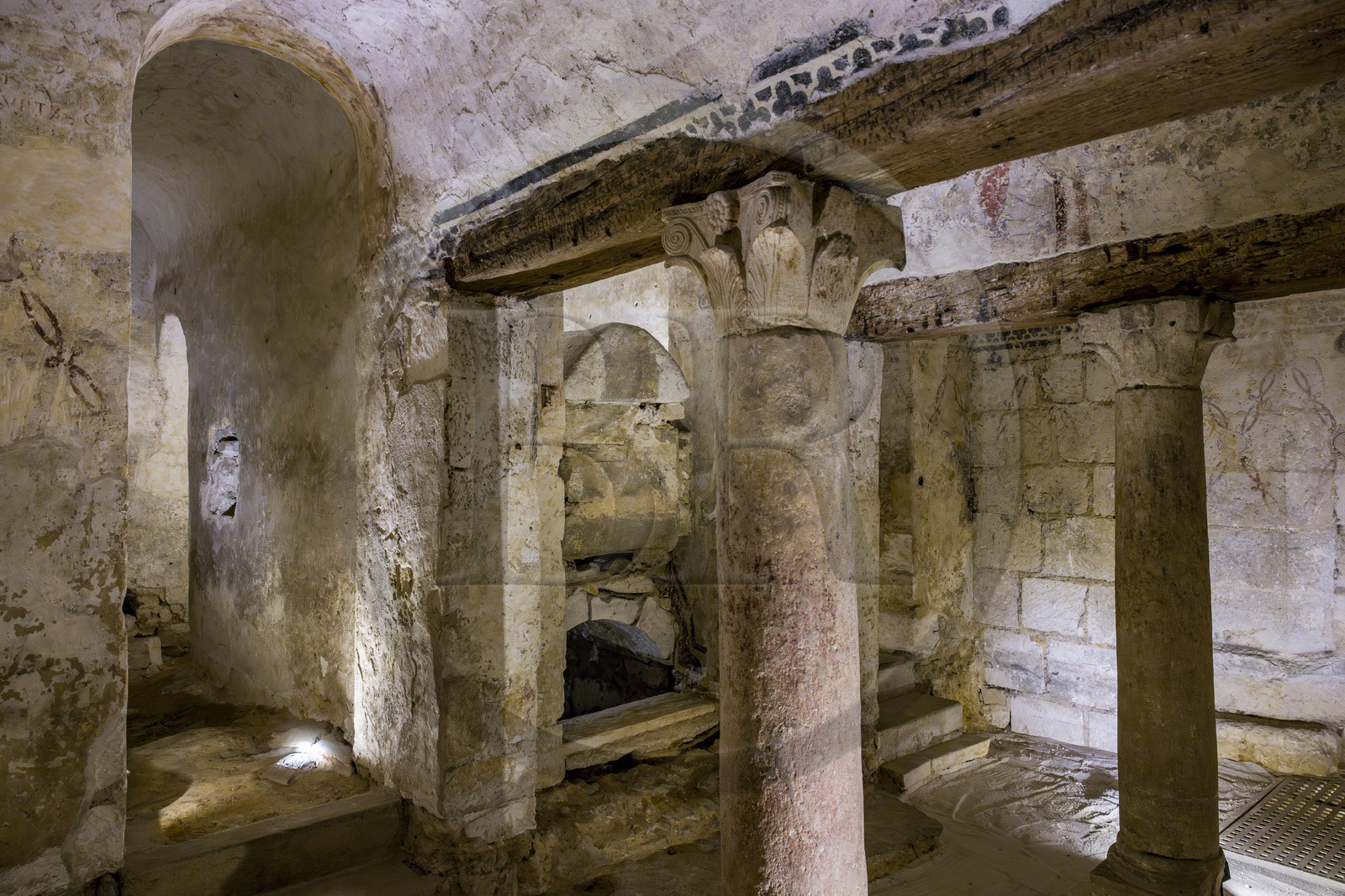 France, Yonne (89), Auxerre, l'église abbatiale de l'abbaye Saint-Germain, la confession dans la crypte, colonnes en marbre gallo-romaines en réemploi entourant le sarcophage de Germain dans les vestiges de l'oratoire du Ve siècle