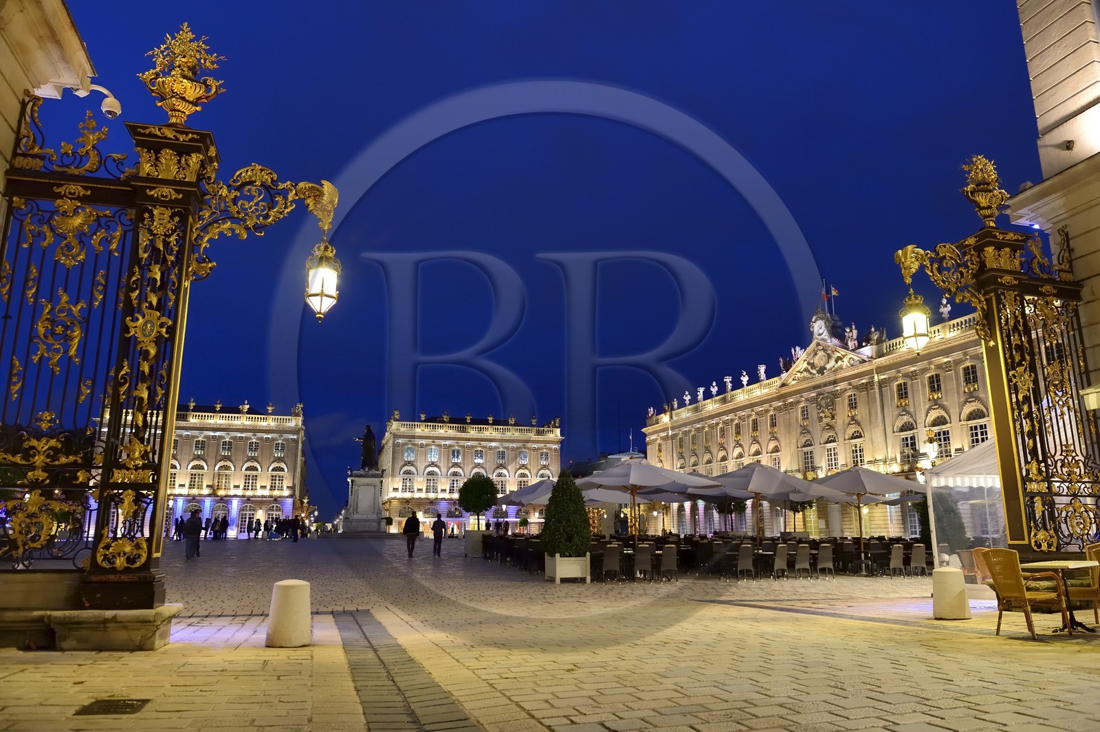 France, Meurthe-et-Moselle (54), Nancy, place Stanislas (ancienne Place Royale) construite par Stanislas Leszczynski, roi de Pologne et dernier duc de Lorraine au XVIIIe siècle, classée Patrimoine Mondial de l'UNESCO, l'Hotel de ville à droite