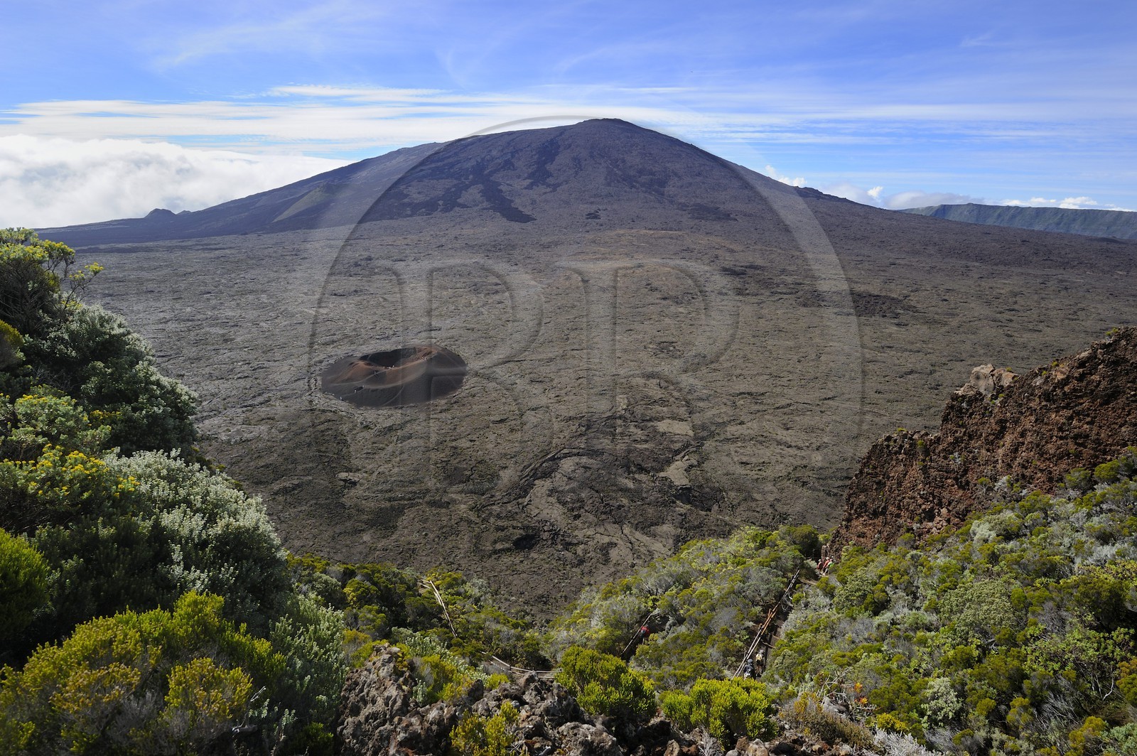 France, île de la Réunion, volcan du Piton de la Fournaise, classé Patrimoine Mondial de l'UNESCO, le cratère Formica Léo au premier plan et le cratère Dolomieu dans l'Enclos