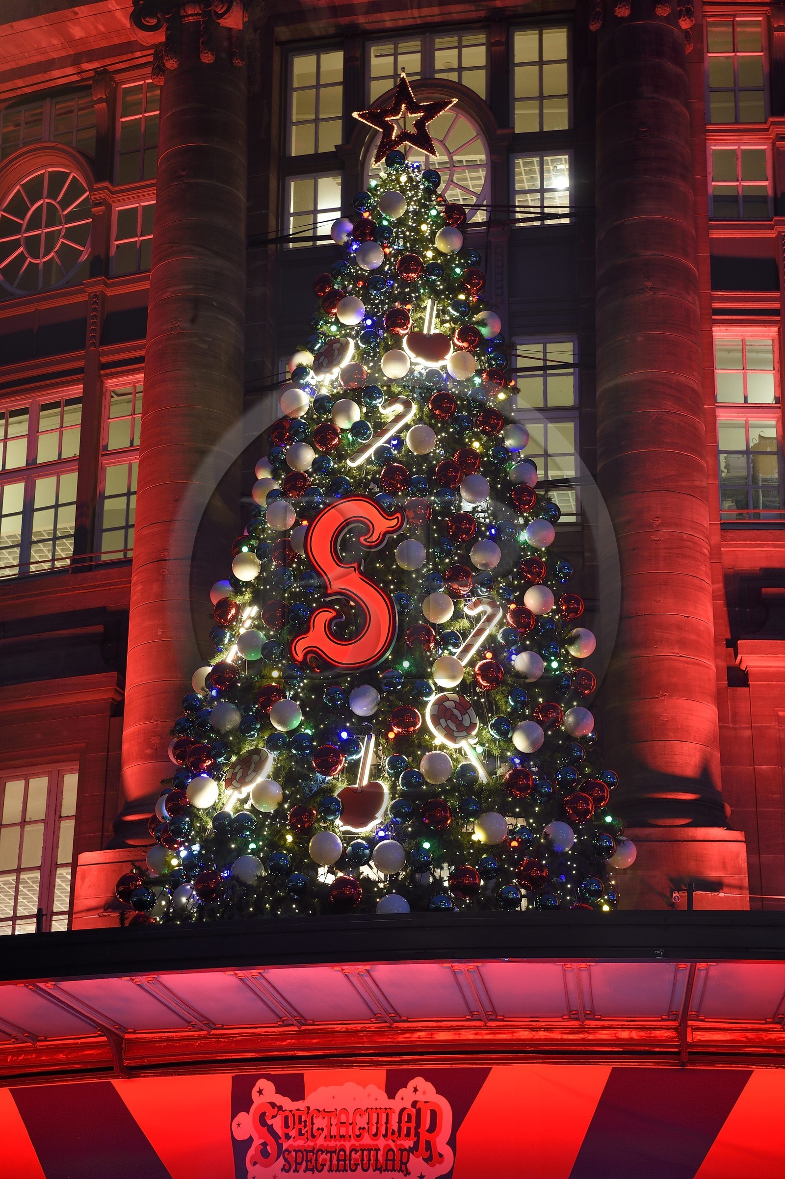France, Bas-Rhin (67), Strasbourg, vieille ville classée au Patrimoine Mondial de l'UNESCO, les Galeries Lafayette décorées pour Noel dans la Rue du 22 Novembre