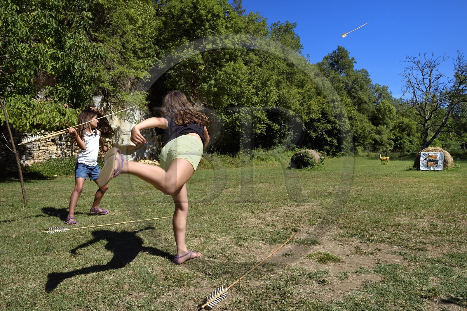 France, Dordogne (24), vallée de la Vézère, Sergeac, Site préhistorique de Castel Merle, activité de lancer de javelots prehistoriques