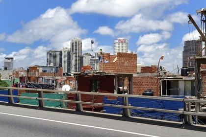 Argentine, Buenos Aires, bidonville le long de l'autoroute U.Illia au nord de la ville