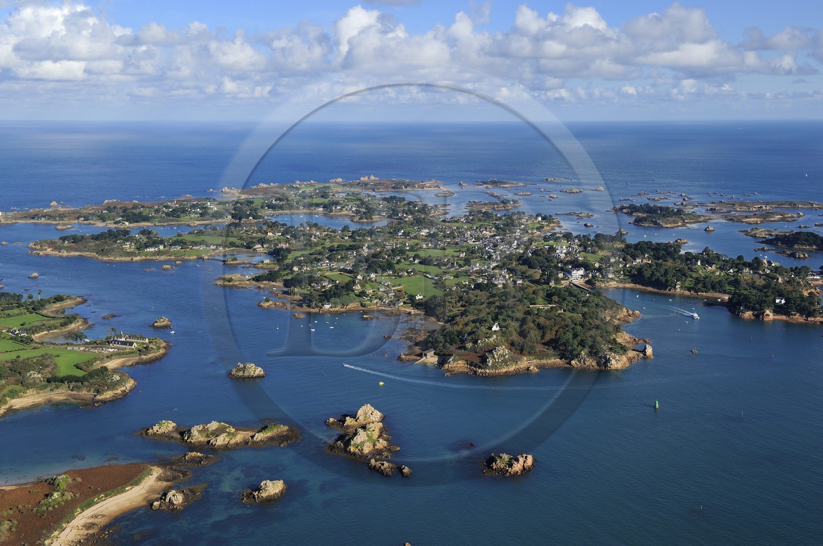 France, Côtes-d'Armor (22), Ile de Bréhat, Ile de Béniguet (ou Biniguet) à gauche (vue aérienne)