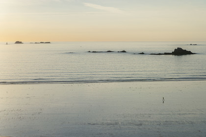 France, Ille et Vilaine, Cote d'Emeraude (Emerald Coast), Saint Malo, Mihinic beach at dawn