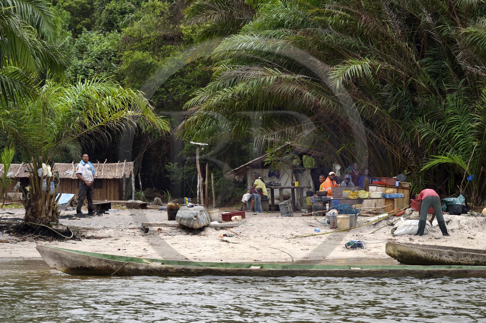 Gabon, province de Ogooué- Maritime, Parc National du Loango, embouchure de la lagune Iguéla, camp de pecheurs