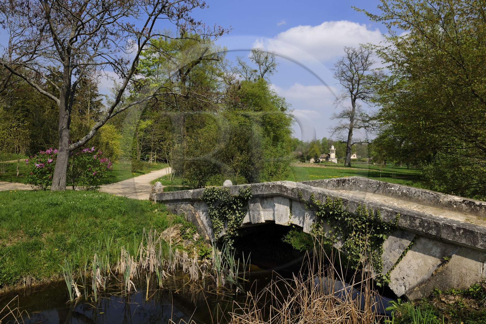 France, Yvelines (78), château de Versailles, classé Patrimoine Mondial de l'UNESCO, le parc du domaine de Marie-Antoinette, pont menant au Hameau de la Reine