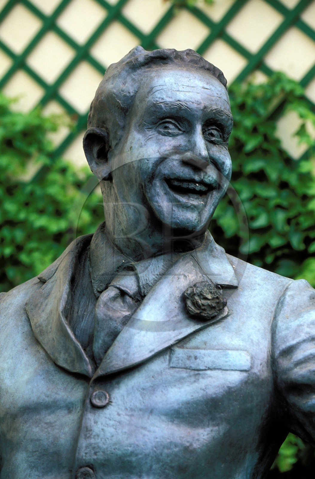 France, Aude (11), Narbonne, la statue du chanteur dans la maison de Charles Trénet