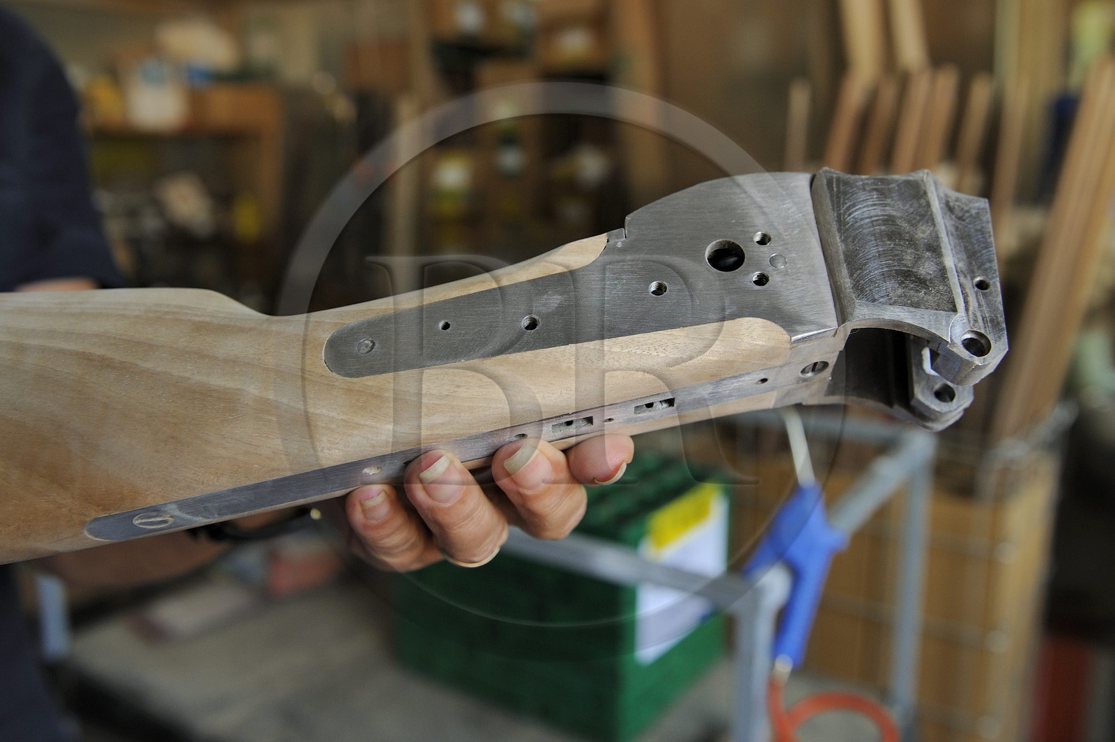 Italie, Lombardie, province de Brescia, Gardone Val Trompia, fabriquant d’armes historiques à chargement par la bouche Davide Pedersoli & C, montage de la crosse