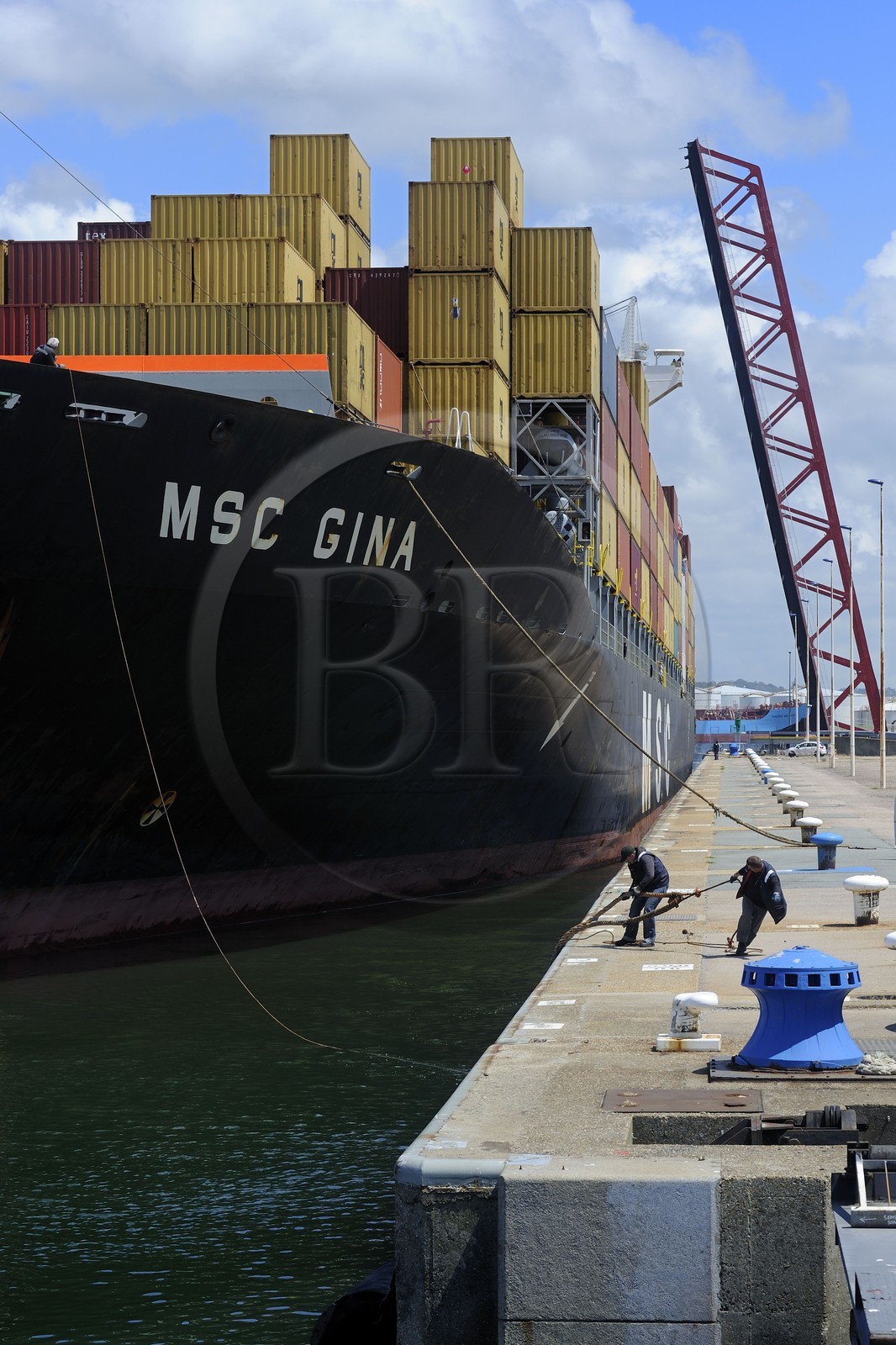 France, Seine-Maritime (76), Le Havre, le port de commerce, porte-conteneurs dans l'écluse François Ier à quai