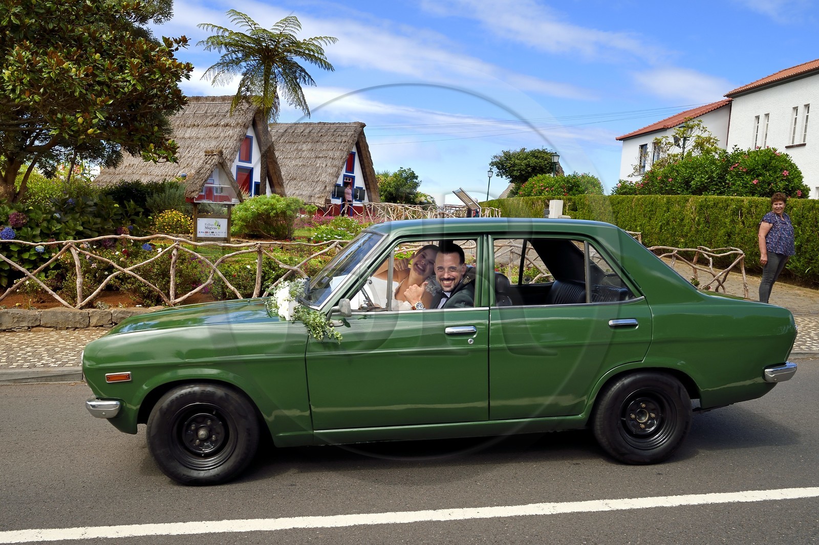Portugal, Ile de Madère, Santana, jeune couple de mariés