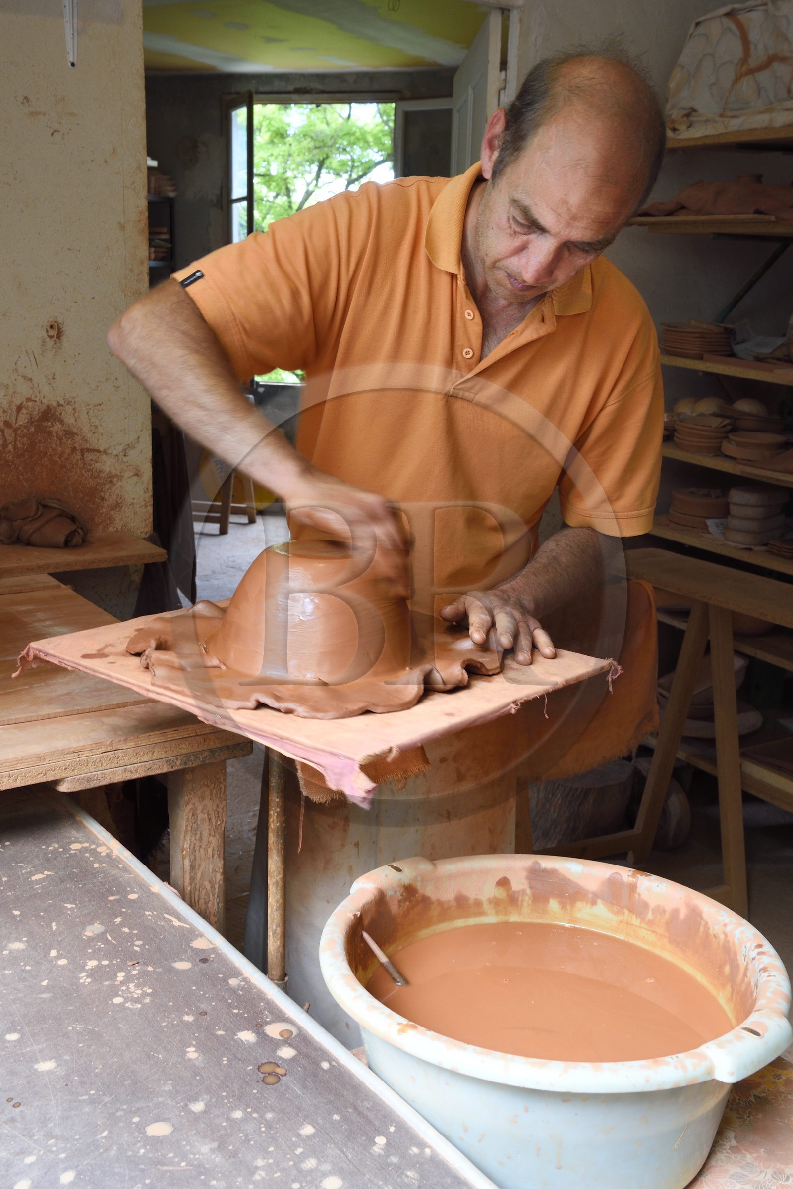 France, Alpes-de-Haute-Provence (04), Parc Naturel Régional du Verdon, Moustiers-Sainte-Marie, labellisé Les Plus Beaux Villages de France et cité de la faïence, le faïencier Pierre Liautaud de la faïencerie Serrailler