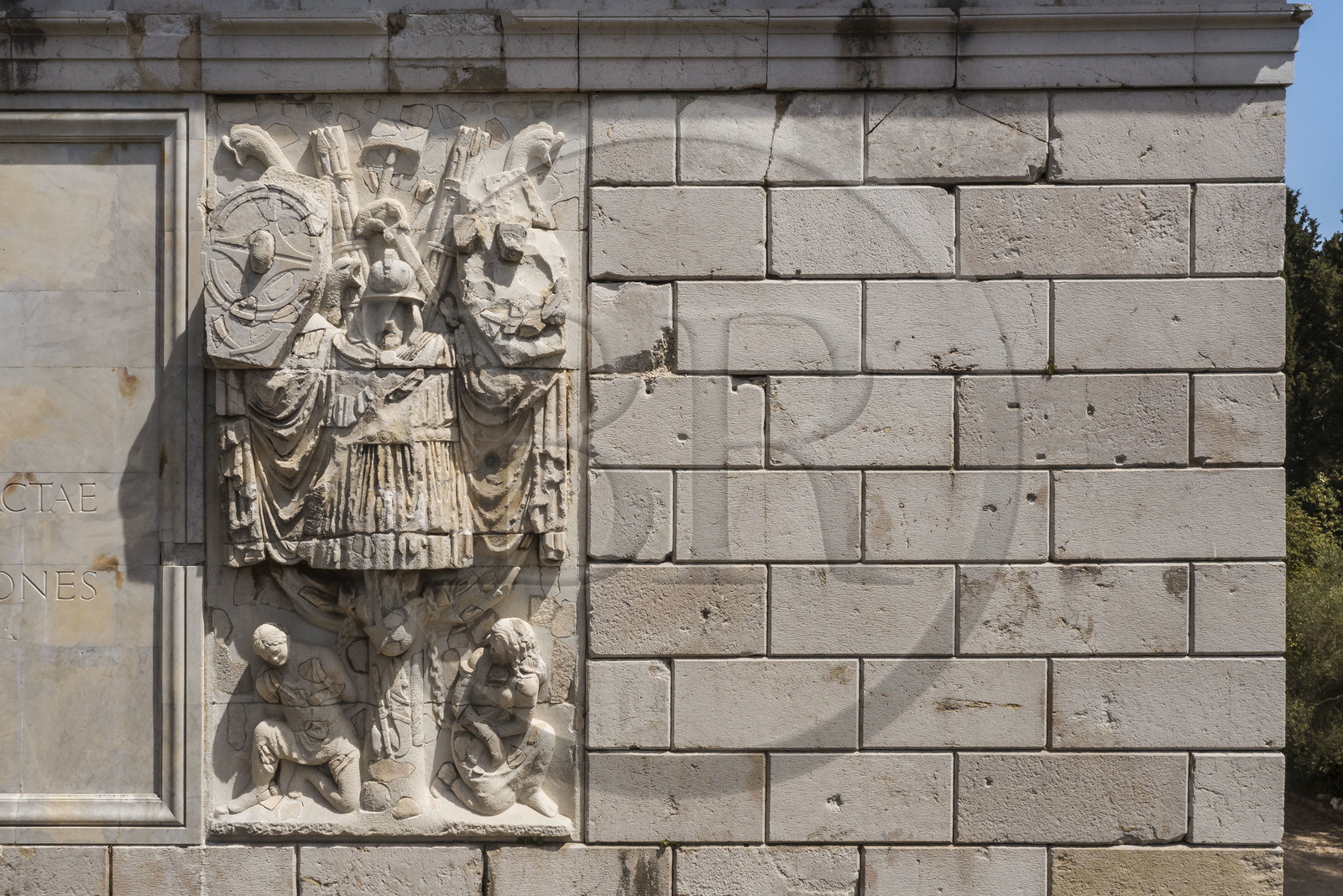 France, Alpes-Maritimes (06), La Turbie, Trophée d'Auguste ou Trophée des Alpes, monument romain édifié en l'an 6 avant J.-C. (vue aérienne)