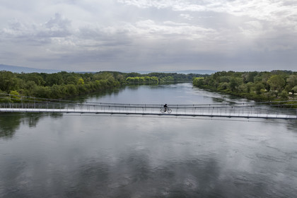 France, Vaucluse (84), Sorgues, véloroute ViaRhona, cyclistes traversant la passerelle suspendue de l’Oiselay-Sauveterre sur le Rhone (vue aérienne)