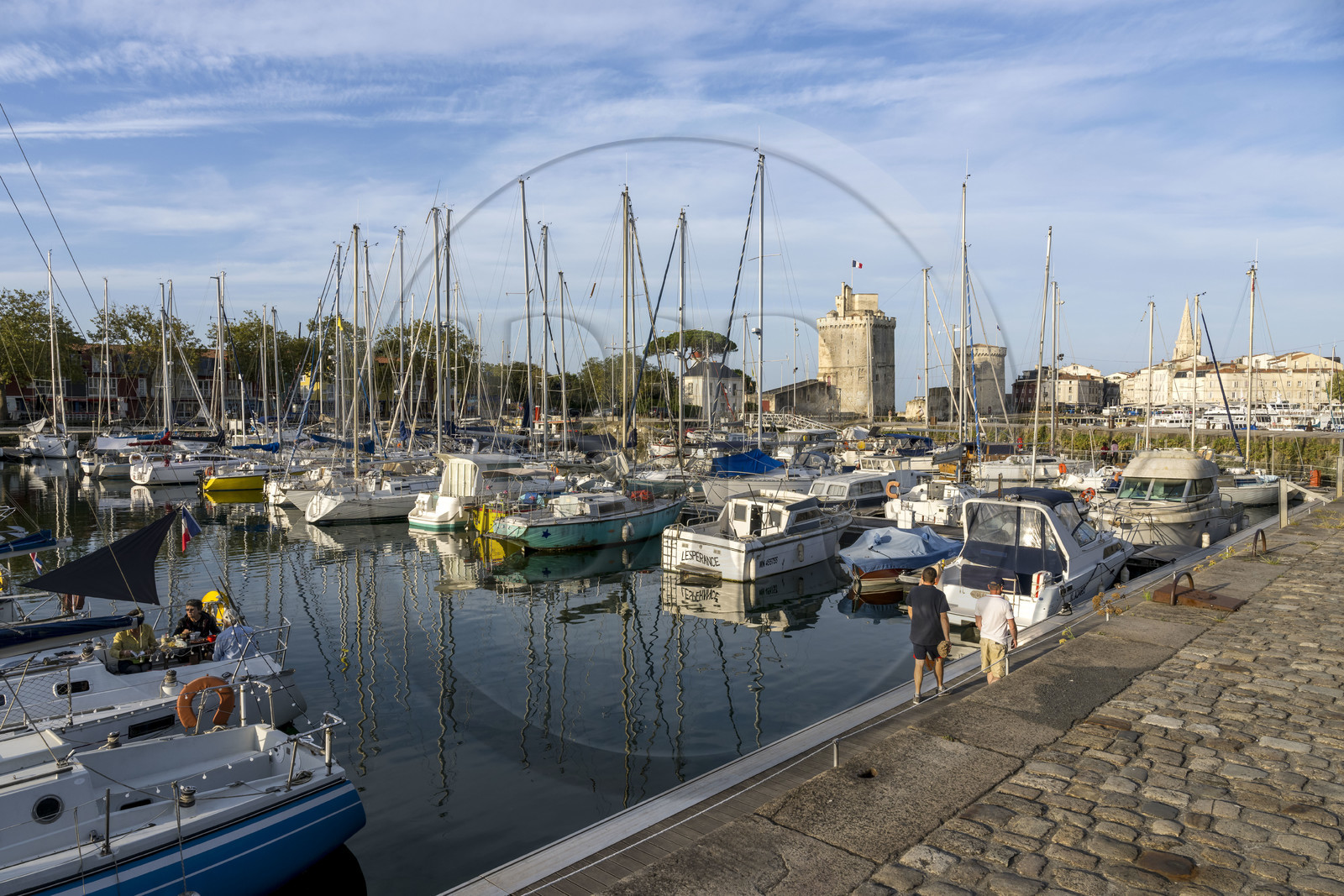 France, Charente-Maritime (17), La Rochelle, le bassin à flot du Vieux Port au premier plan, la Tour Saint-Nicolas, la Tour de la Chaîne et la tour de la Lanterne en arrière plan