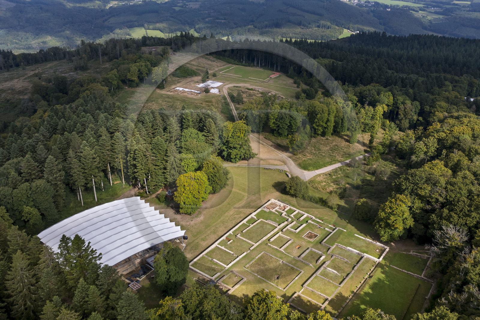 France, Saône-et-Loire (71), parc naturel régional du Morvan, Saint-Léger-sous-Beuvray, oppidum de Bibracte, capitale du peuple celte des Éduens, site archéologique sur le mont Beuvray, ruines et champ de fouille de la Grande Domus du Parc aux Chevaux datant du Ier siècle avant notre ère (vue aérienne)