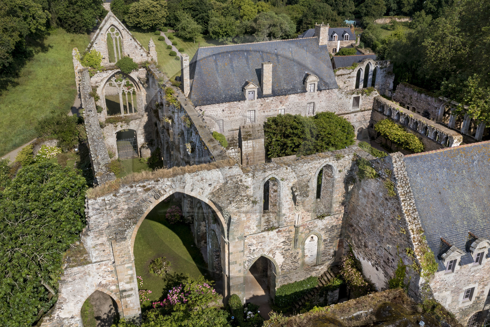 France, Cotes d'Armor, Paimpol, abbaye de Beauport du XIIIème siècle (vue aérienne)