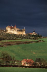 France, Côte-d'Or (21), Châteauneuf-en-Auxois, le château fort et le village perché