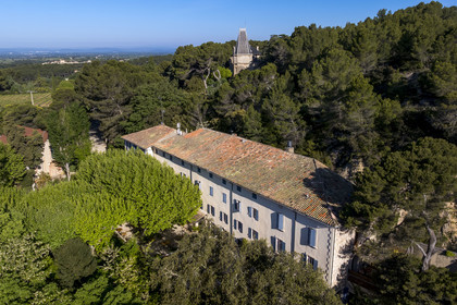 France, Vaucluse (84), Dentelles de Montmirail, Gigondas, grand hôtel-restaurant de Montmirail (vue aérienne)