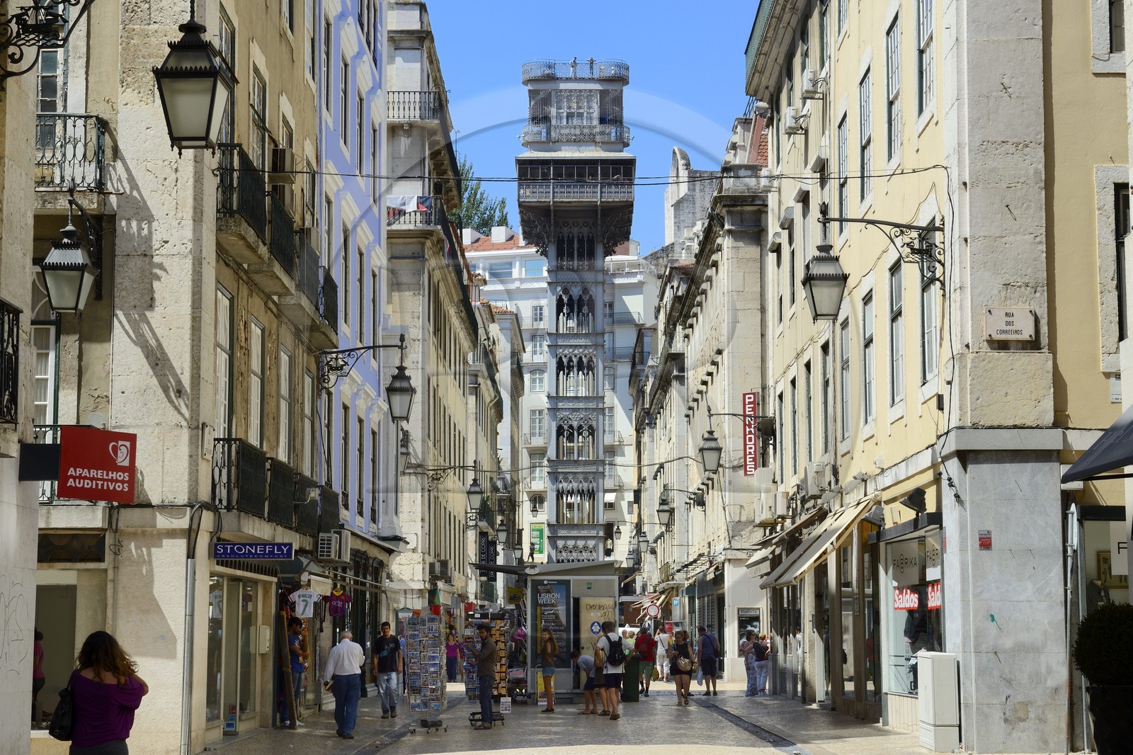 Portugal, Lisbonne, quartier de Baixa pombalin, elevador de Santa Justa, tour métallique avec ascensceur en style néogothique, construit en 1902 par Raoul Mesnier du Ponsard, étudiant de Gustave Eiffel, vu depuis la rue Santa Justa