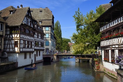 France, Bas-Rhin (67), Strasbourg, vieille ville classée au Patrimoine Mondial de l'UNESCO, quartier de la Petite France, le pont du Faisan sur un bras de l'Ill et la Maison des Tanneurs de 1572 (restaurant) à droite
