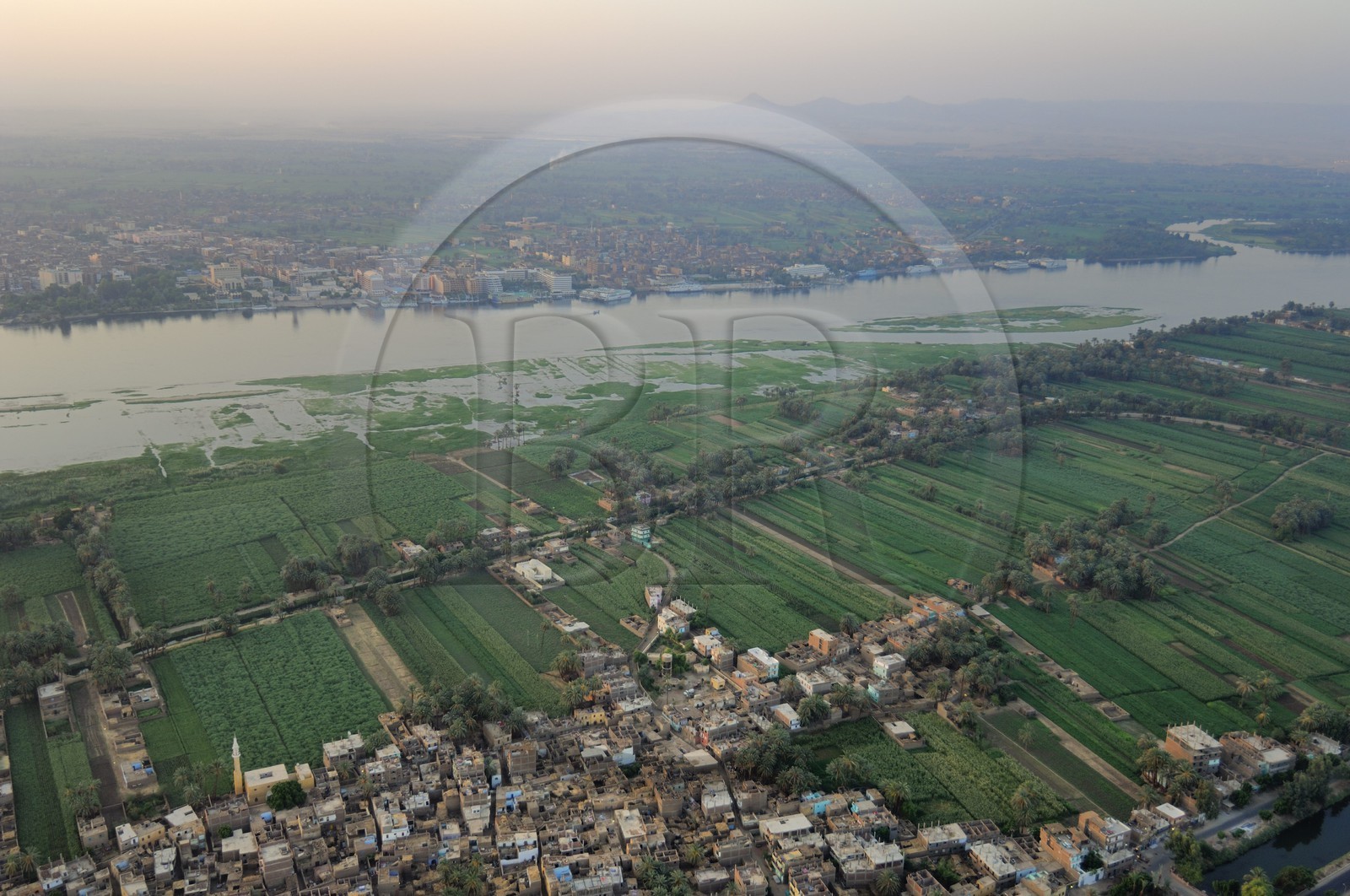 Egypte, Haute Egypte, vallée du Nil, Louxor, un village de la rive ouest et le Nil en arrière-plan (vue aérienne)