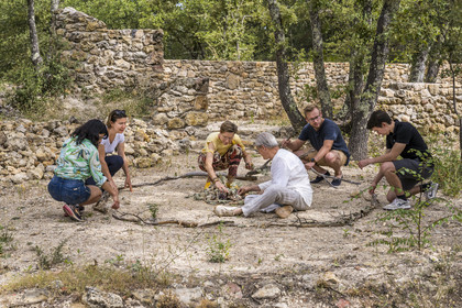 France, Var (83), Provence Verte, Bras, Académie du Bain de Forêt Provençale, forêt du domaine Le Peyrourier - une campagne en Provence, Constanze Coisne guide le Shinrin Yoku