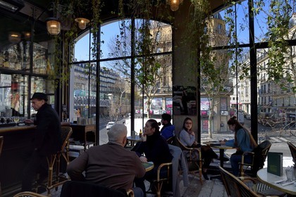 France, Paris (75), Quartier de Barbès, la Brasserie Barbès, le premier étage qui donne sur la station de metro Barbes