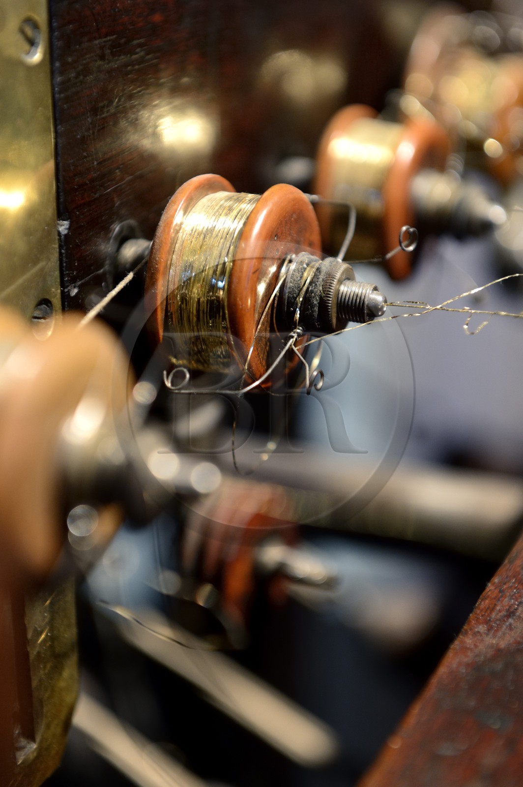 France, Rhône (69), Lyon, quartier de la Croix-Rousse, la Maison des Canuts, rouet de guimperie qui permet d'entourer les lames d'or autour du fil de soie