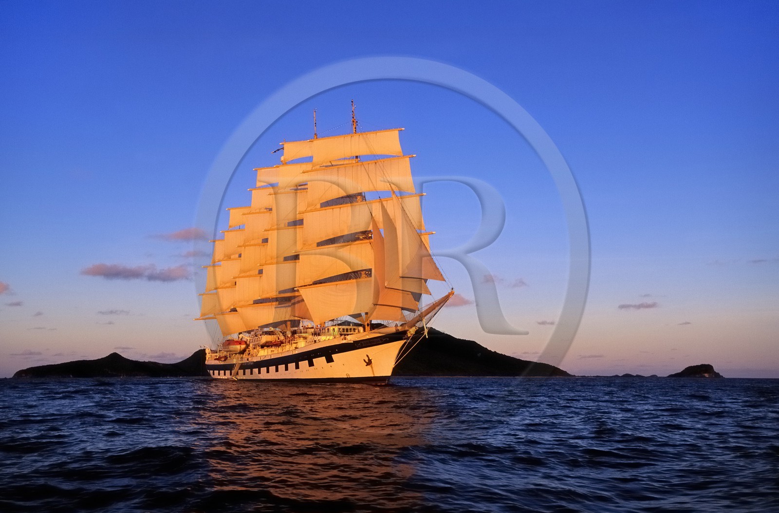 Caraïbes, Union Island, le 5 mâts SPV Royal Clipper toutes voiles dehors au large de Union Island