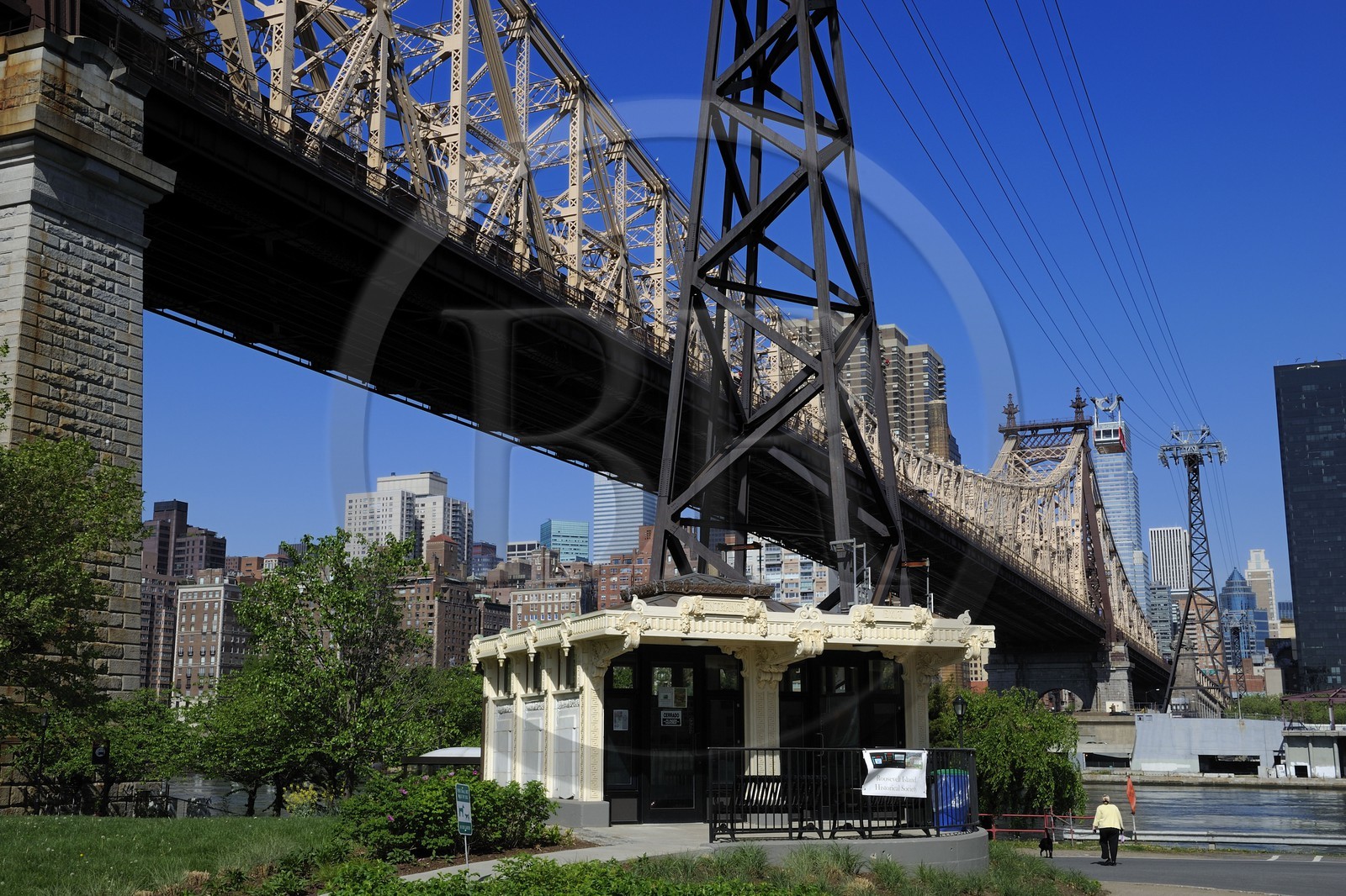 Etats-Unis, New York, Manhattan, Upper East side, Roosevelt Island Tram et Queensboro Bridge au dessus de l'East River