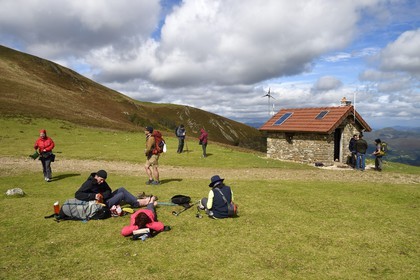 Espagne, Pays-Basque, Navarre, chemin de Saint-Jacques de Compostelle entre Saint-Jean-Pied-de-Port et Roncevaux, pèlerins au refuge Izandorre au col de Lepoeder