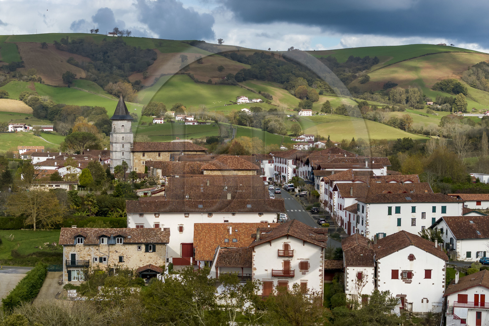 France, Pyrénées-Atlantiques (64), Pays-Basque, Ainhoa, labellisé Les Plus Beaux Villages de France, la rue principale et l'église Notre-Dame-de-l'Assomption (vue aérienne)