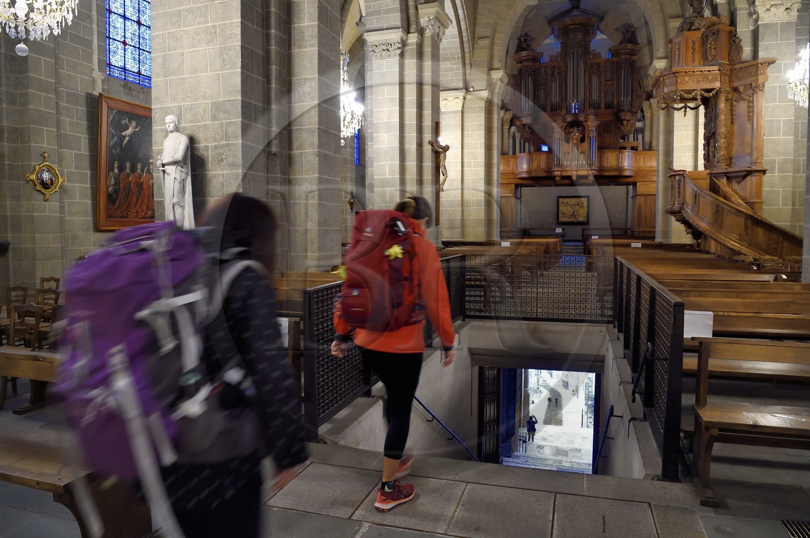 France, Haute-Loire (43), Le Puy-en-Velay, étape des chemins de Compostelle, la cathédrale Notre-Dame-de-l'Annonciation du XIIe siècle classée Patrimoine Mondial de l'UNESCO, la messe des pèlerins où sont bénis tous les matins à 7h pendant la saison estivale les marcheurs en route vers Compostelle, pélerins empruntant l'escalier sortant de sous la nef directement à l'extérieur