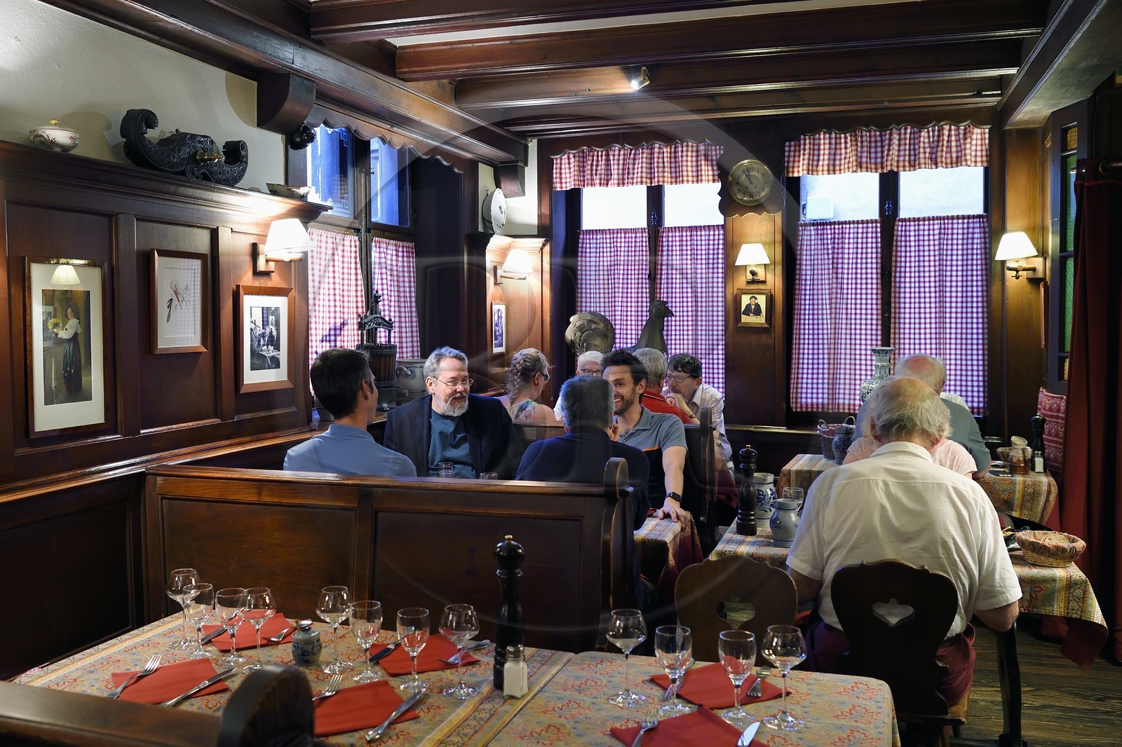 France, Bas-Rhin (67), Strasbourg, vieille ville classée au Patrimoine Mondial de l'UNESCO, la winstub Chez Yvonne - S'Burjerstuewel rue du Sanglier