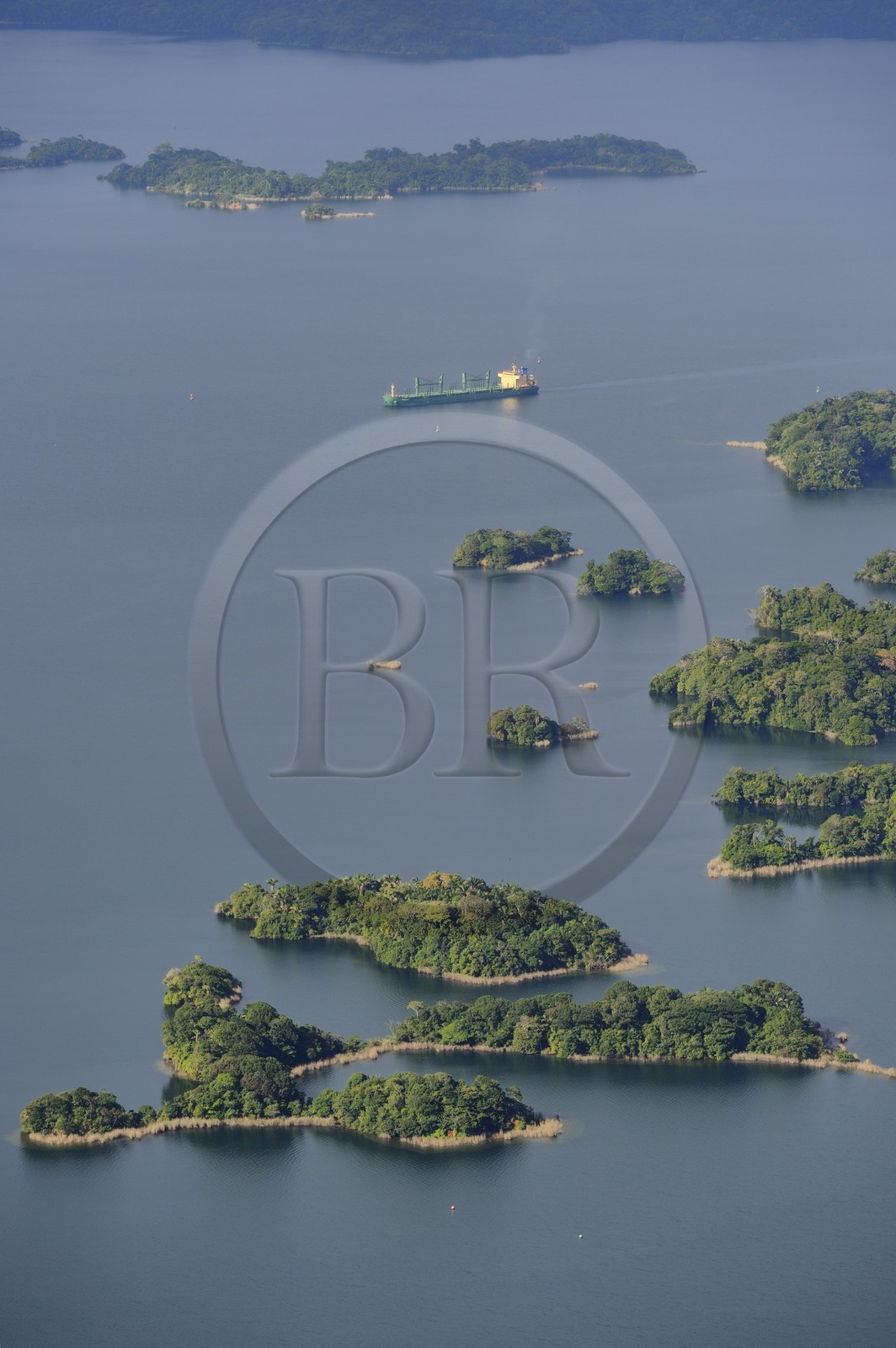 Panama, Canal de Panama, cargo panamax et ilots sur le lac Gatun (vue aérienne)