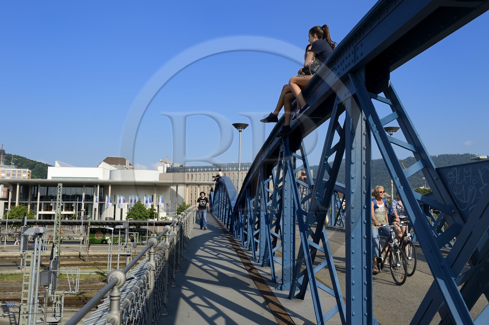 Germany, Baden-Wurttemberg, Freiburg im Breisgau, Central Station, the blue bridge (wiwili-bridge) above the railway track