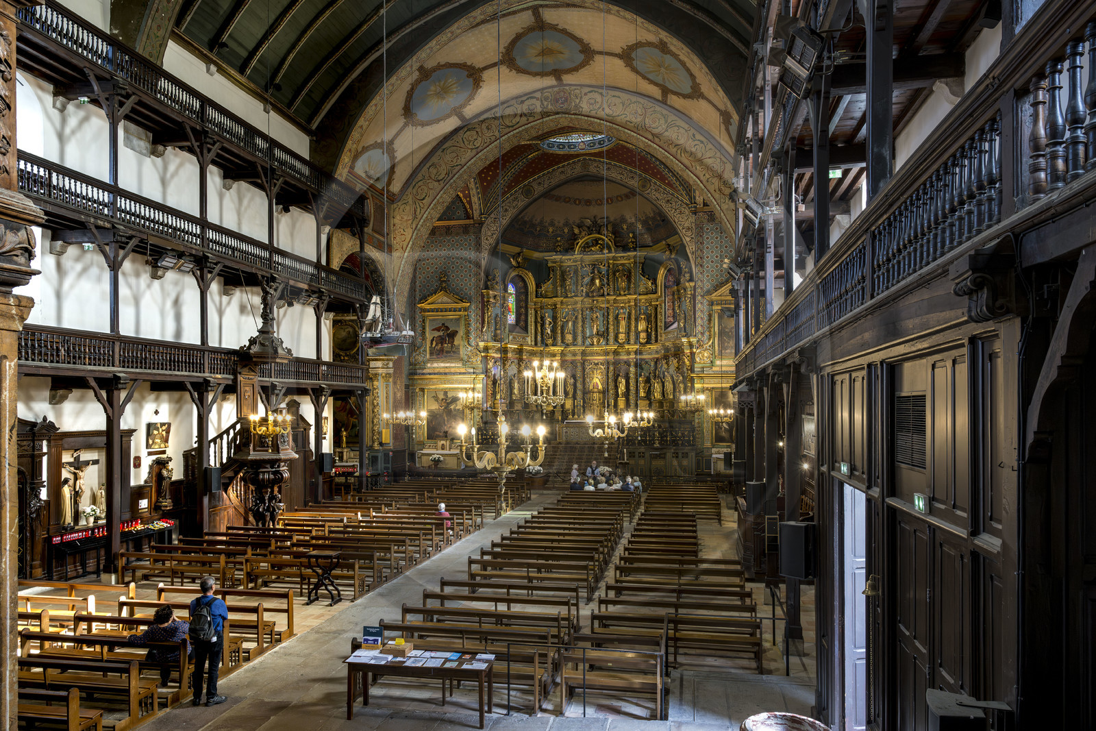 France, Pyrénées-Atlantiques (64), Pays-Basque, Saint-Jean-de-Luz, l'église Saint-Jean-Baptiste, retable du XVIIème siècle en bois doré et les galeries en bois de la nef