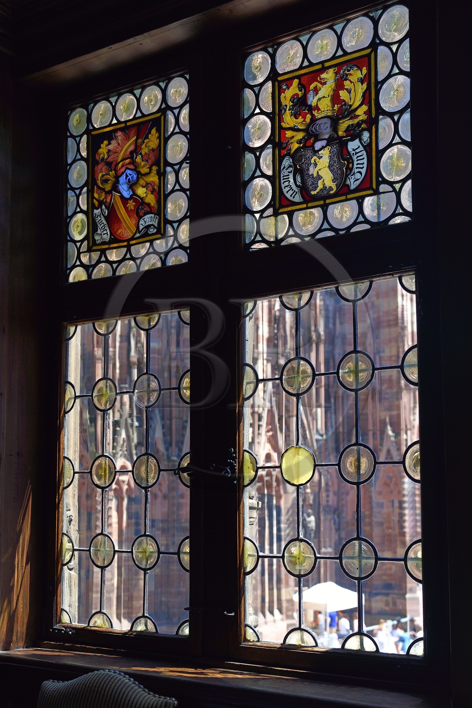 France, Bas-Rhin (67), Strasbourg, vieille ville classée au Patrimoine Mondial de l'UNESCO, place de la cathédrale, Maison Kammerzell du XVe-XVIe siècle, fenêtre à cives, verres à boudine ou en cul-de-bouteille par soufflage en couronne