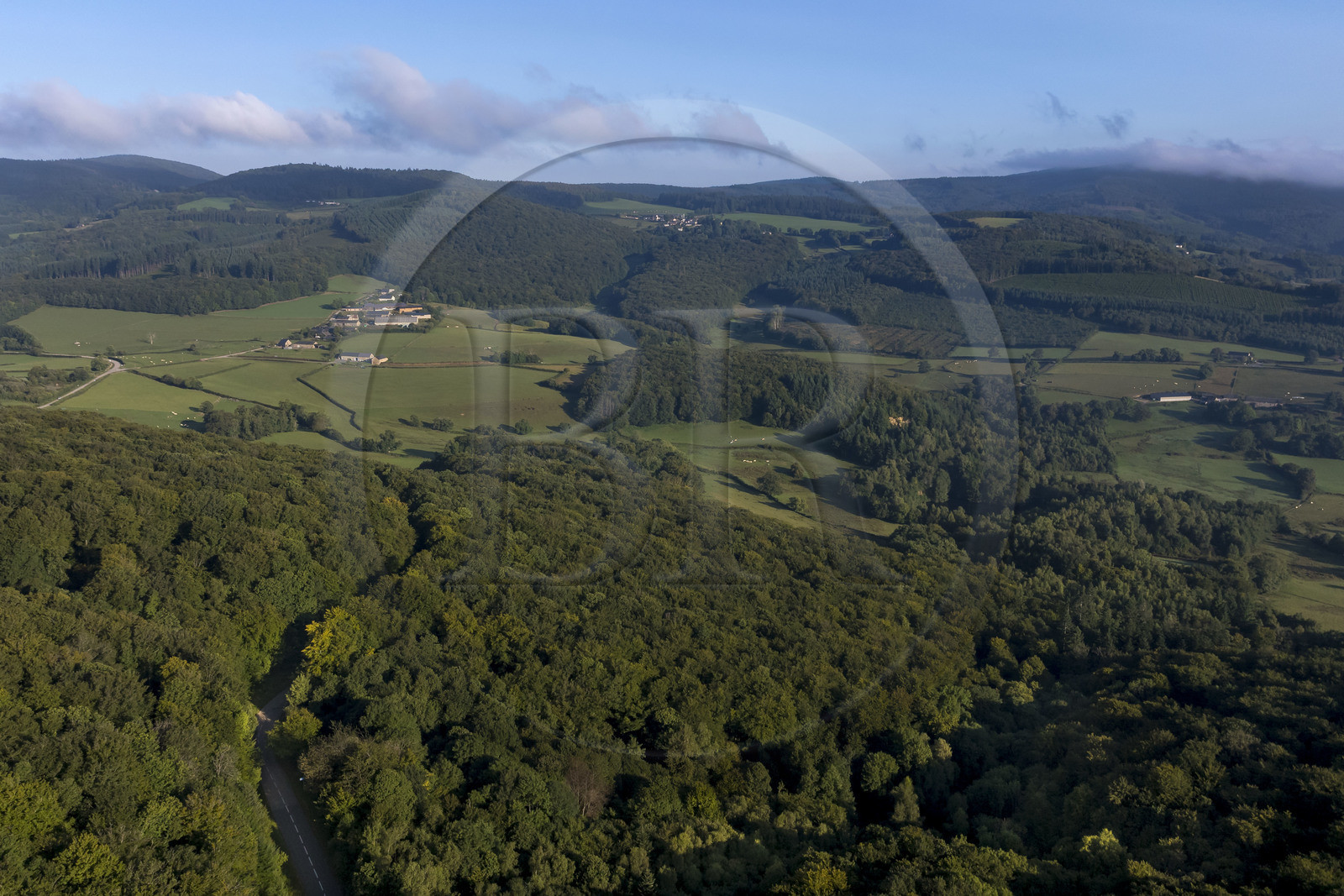 France, Saône-et-Loire (71), parc naturel régional du Morvan, Saint-Léger-sous-Beuvray, vallée au pied du Mont Beuvray au nord vers l'Echenault, frontière entre la Nièvre et la Saône-et-Loire (vue aérienne)