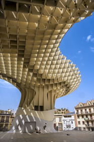Spain, Andalusia, Seville, Plaza de la Encarnacion - Plaza Mayor, Metropol Parasol or Setas de Sevilla (built 2011) by architect Jurgen Mayer-Hermann