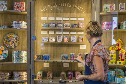 France, Vendée (85), Saint-Gilles-Croix-de-Vie, magasin la Perle des Dieux - l'Atelier de la Sardine, boites de sardines