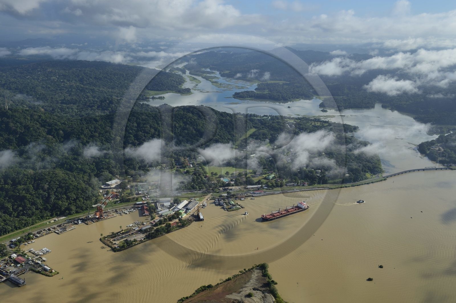 Panama, Canal de Panama à Gamboa, le bras de la rivière Chagres qui alimente le canal et le lac Gatun en eau, un cargo Panamax et la grue Titan construite par l'allemagne nazie sur la gauche (vue aérienne)