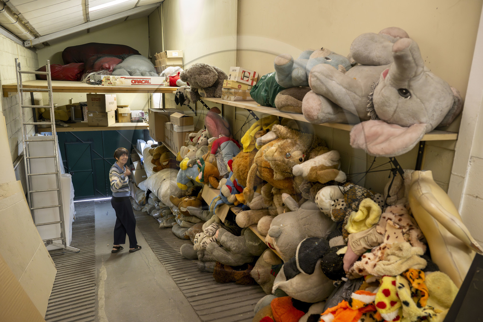 France, Hauts-de-Seine (92), Malakoff, l'artiste Annette Messager dans son atelier